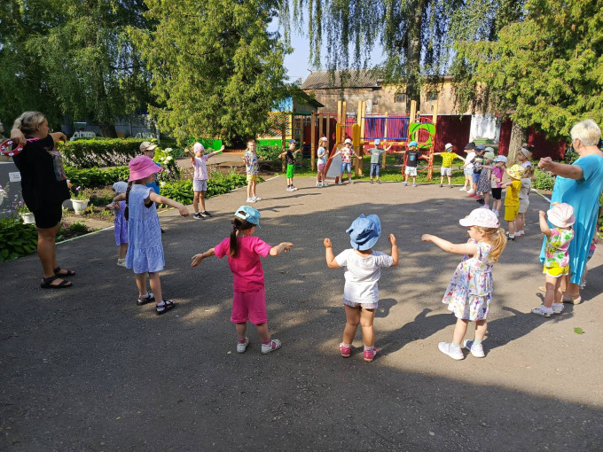 Каждое утро начинаем с зарядки! Каждое утро начинаем с зарядки!.